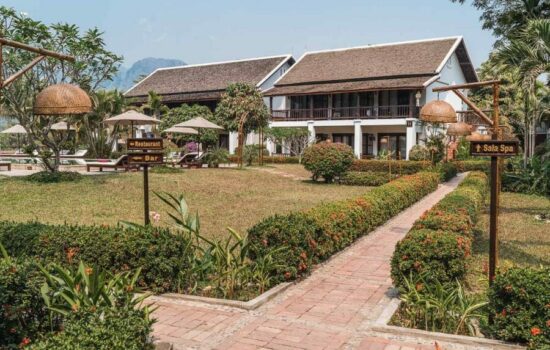 Riverside-Boutique-Resort-Vang-Vieng-Garden-1-550x350